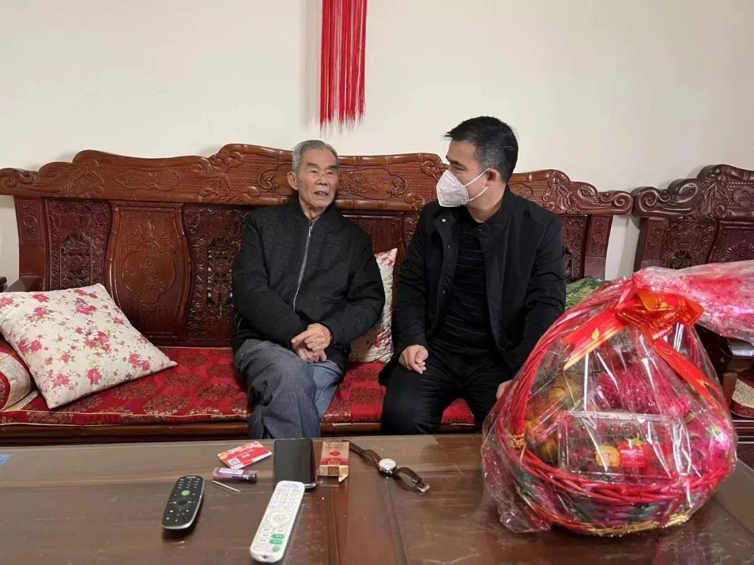 校党总支书记、校长赵彦鸿慰问退休教师何振威