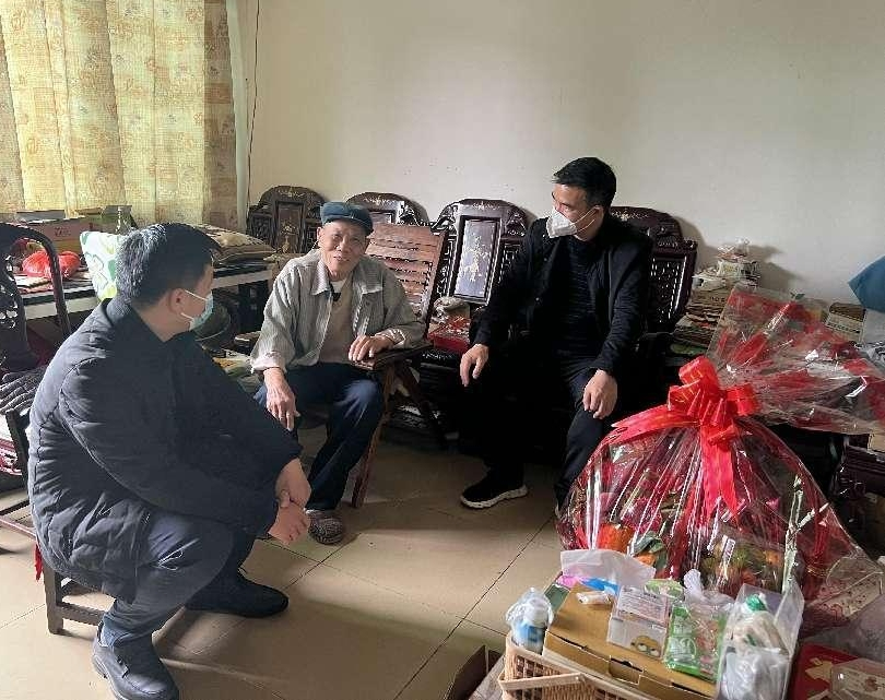 校党总支书记、校长赵彦鸿慰问退休教师卢锻