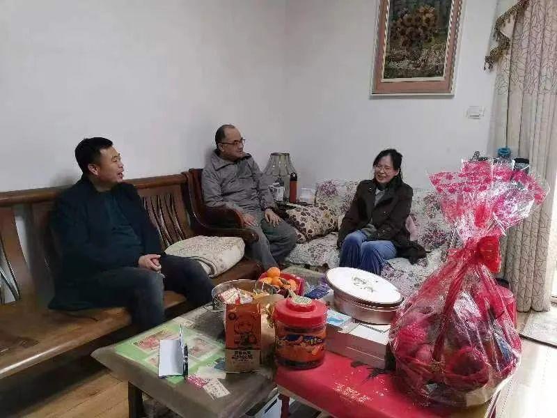 副校长杨明伟慰问困难党员农钊老师和罗华红老师