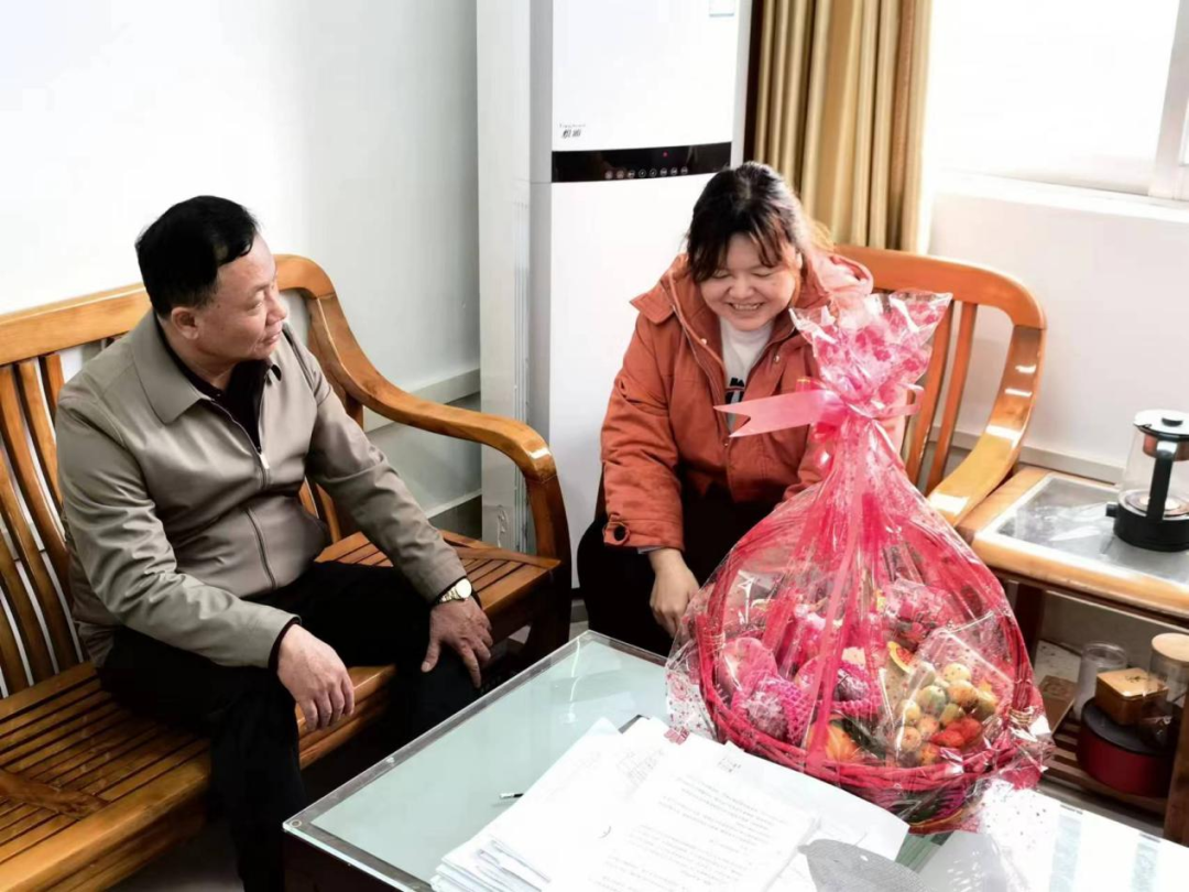 副调研员苏仁斌慰问困难党员钟洁老师