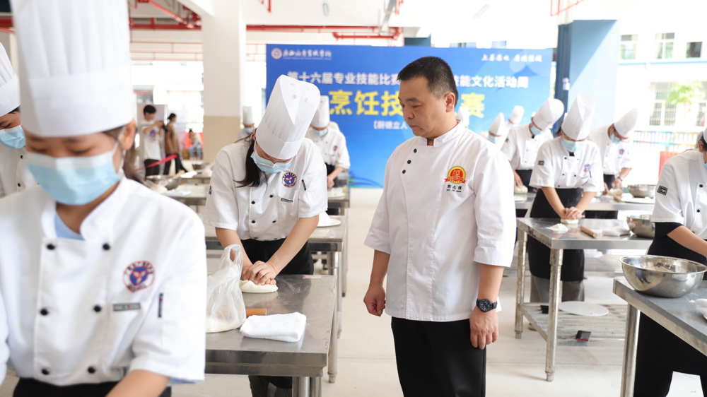 郭志强在我校技能文化周期间担任比赛裁判