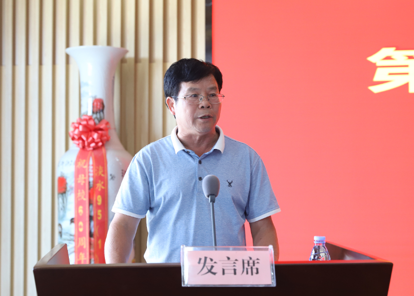 韦昌用在会上作近三年学校工会工作总结