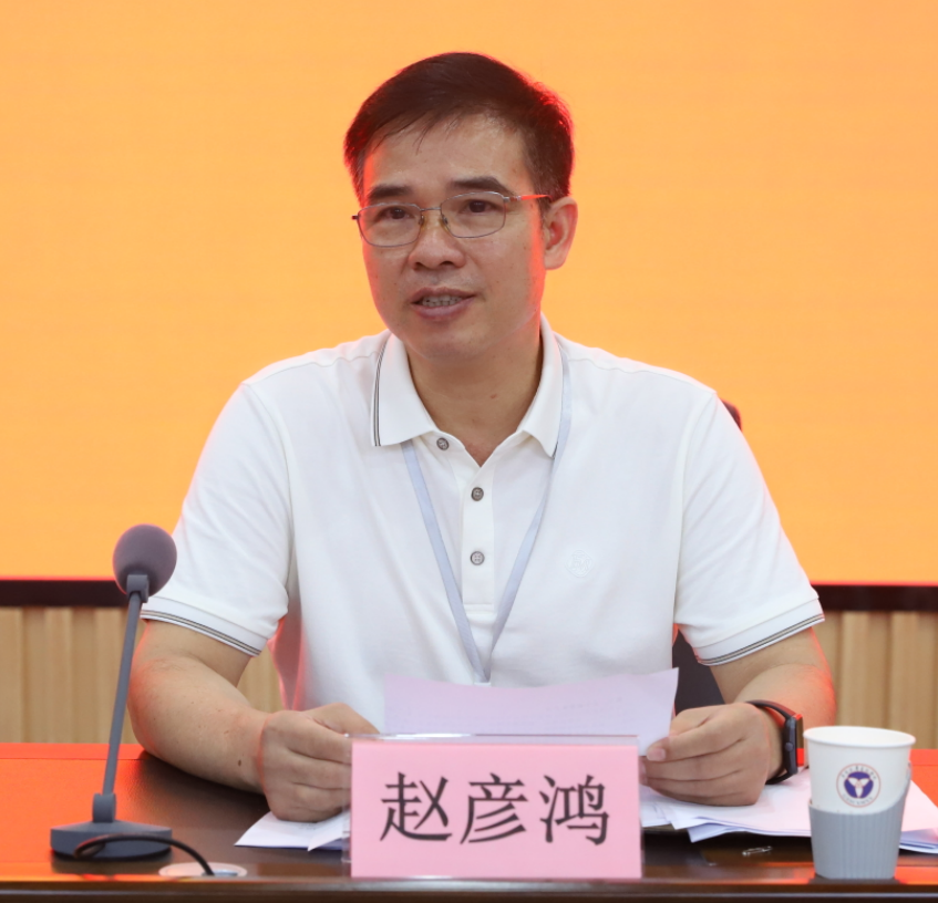 赵彦鸿在会上对学校2024年春季学期 工作进行总结，并部署暑假工作， 研究现代职业教育发展。