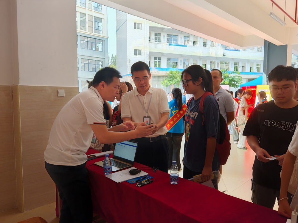 赵彦鸿来到新生报到现场检查指导，并亲自帮助新生操作完成线上注册。