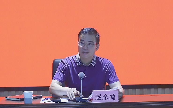 赵彦鸿对学校暑假工作进行总结，对新学期重点工作任务进行动员部署。