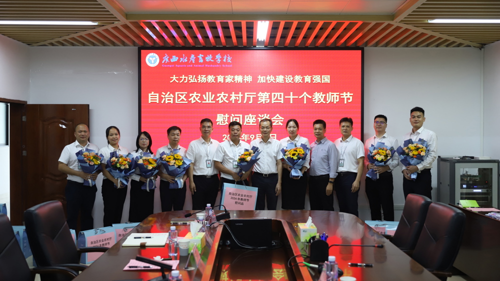 吴朝晖向我校优秀教育工作者代表赠送慰问品并合影