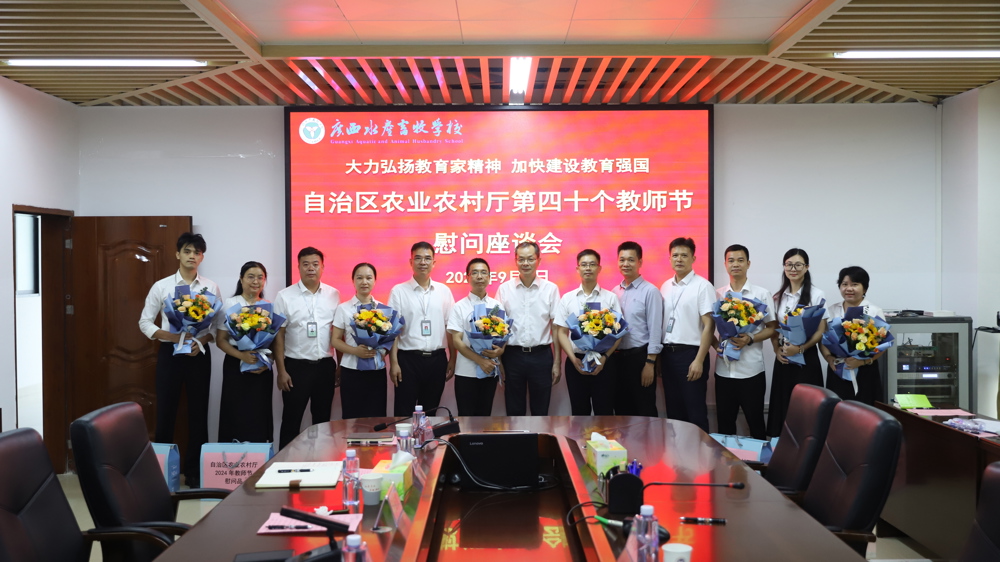 吴朝晖向我校优秀教师代表赠送慰问品并合影