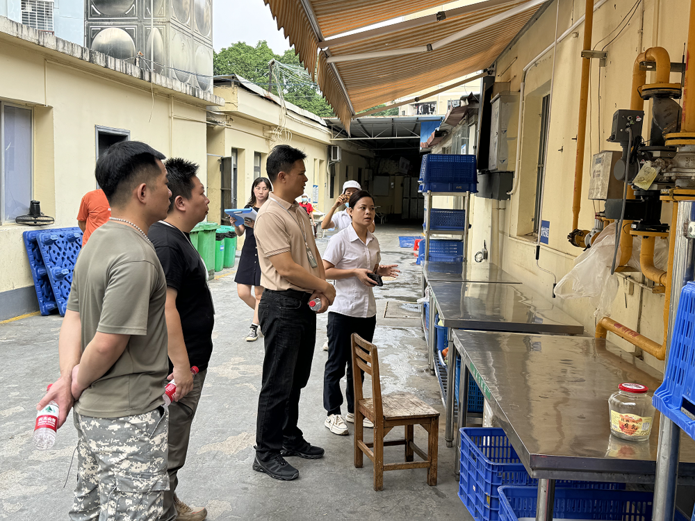 我校副书记、副校长莫有东带领第二小组成员开展安全检查