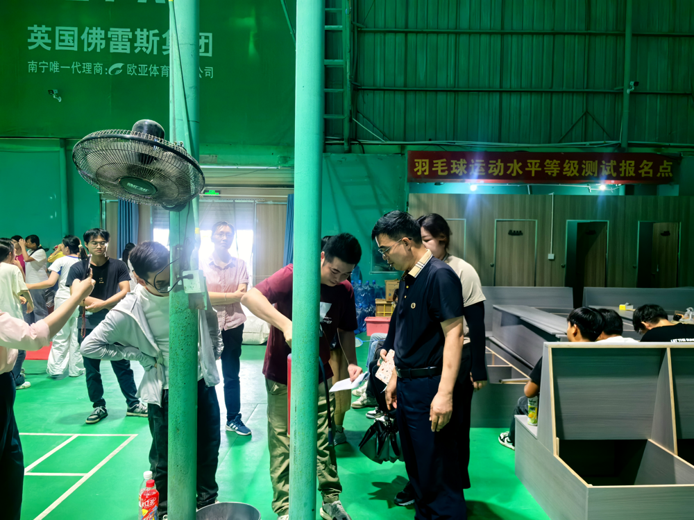 我校书记、校长赵彦鸿带领第一小组成员开展安全检查