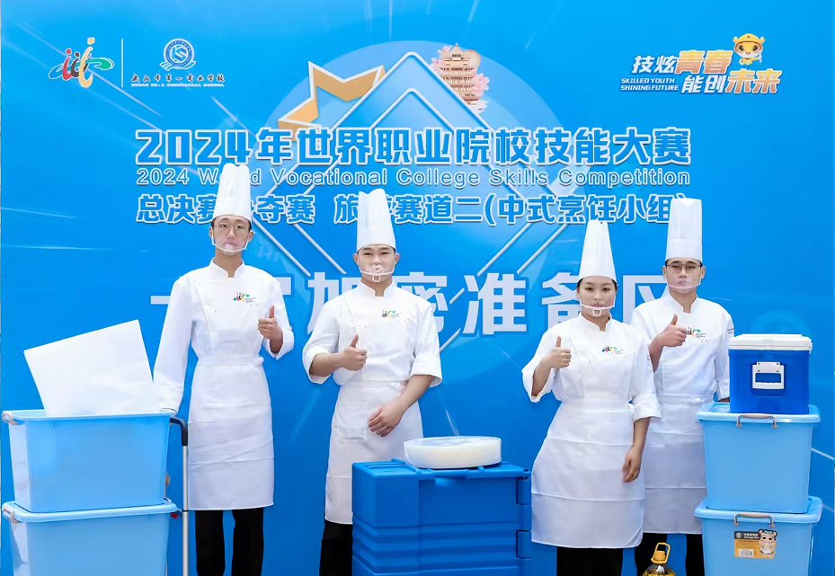 我校参赛选手赛前合影