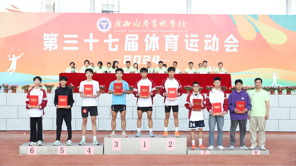 赵彦鸿为中职组男子团体获奖班级颁奖