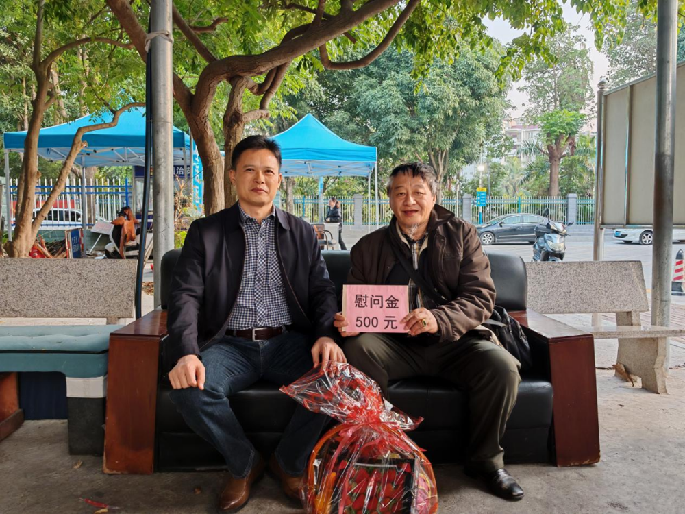 莫有东代表学校慰问退休教师林坚