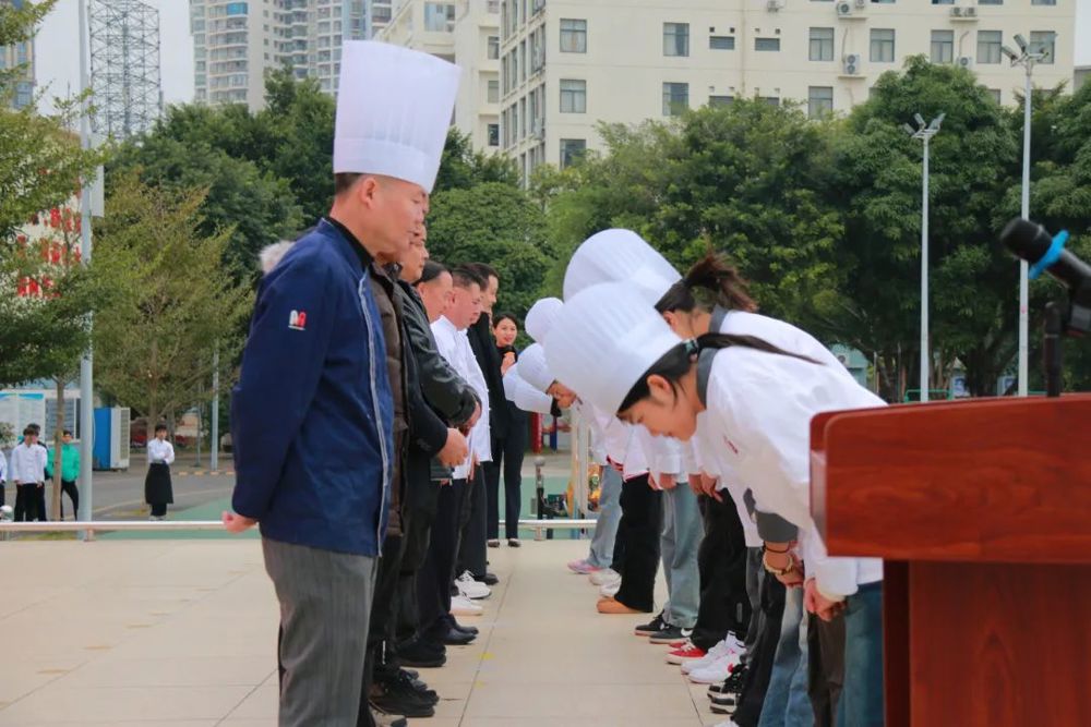 我校领导、嘉宾为2024级烹饪专业新生授帽