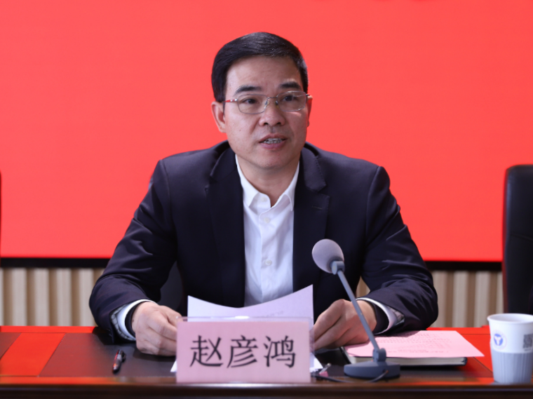 赵彦鸿向在2024年辛勤耕耘的学校教职工致以诚挚的感谢和崇高的敬意
