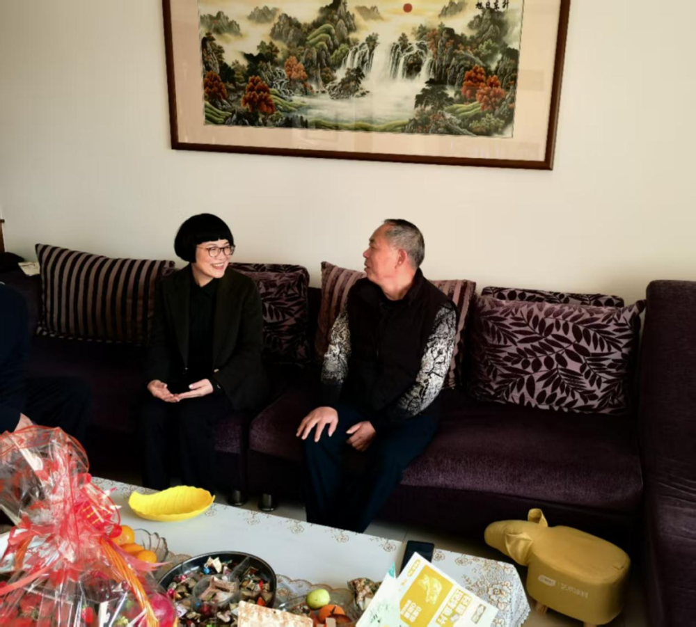 黄兹莉代表学校慰问退休教师唐苏合