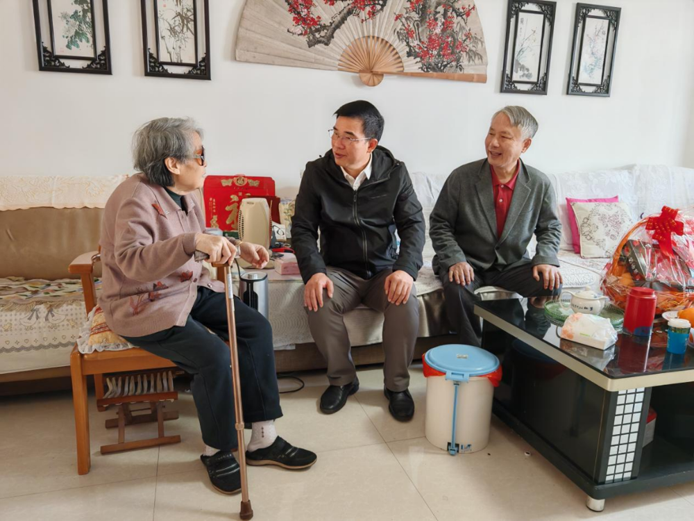 赵彦鸿与退休教师宁秀英亲切交谈