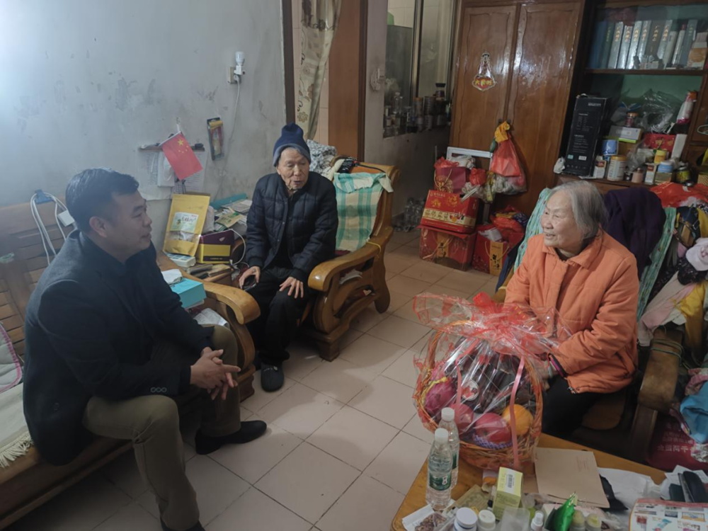 杨明伟代表学校慰问退休教师林建琼