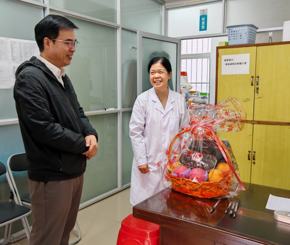 赵彦鸿代表学校慰问退休教师苗丹