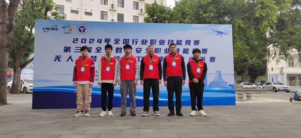 我校参赛选手合影