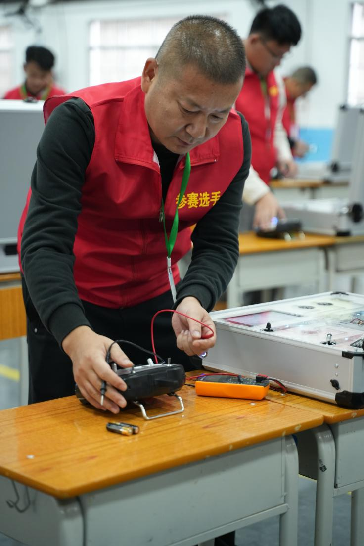 我校教职工选手范福庆勇夺职工组比赛一等奖