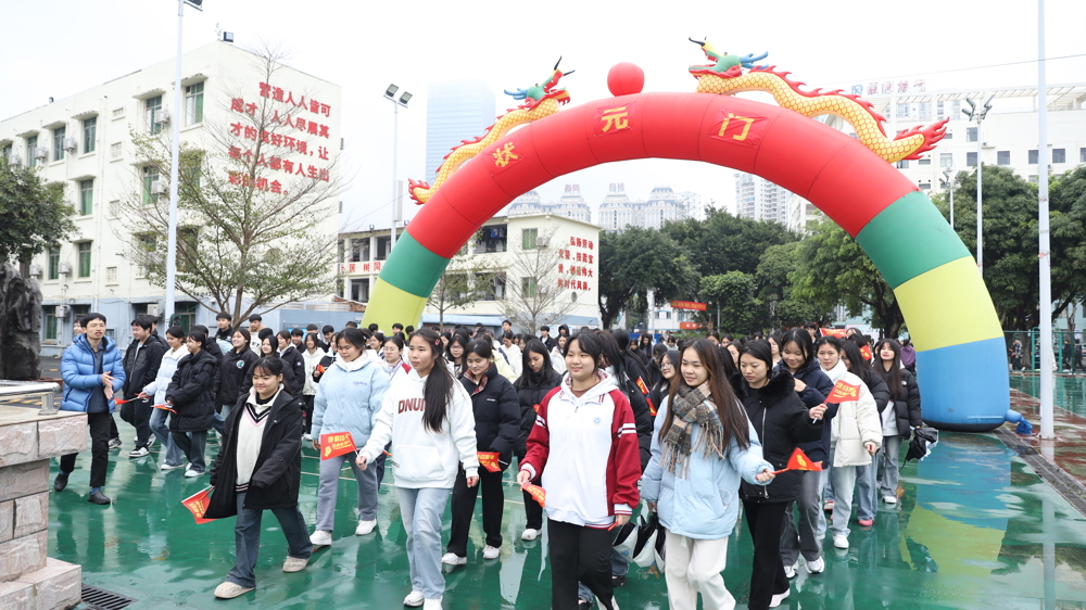 考生走过“状元门”