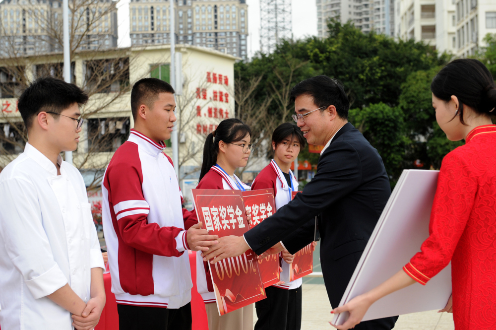 赵彦鸿为国家奖学金获得者颁奖