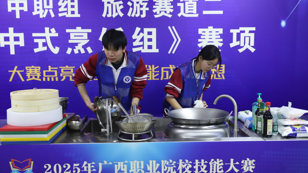 我校志愿者在比赛现场开展服务工作