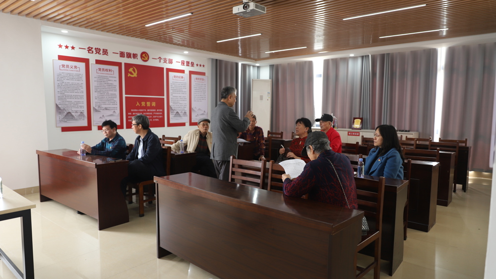 学校各党支部进行分组讨论