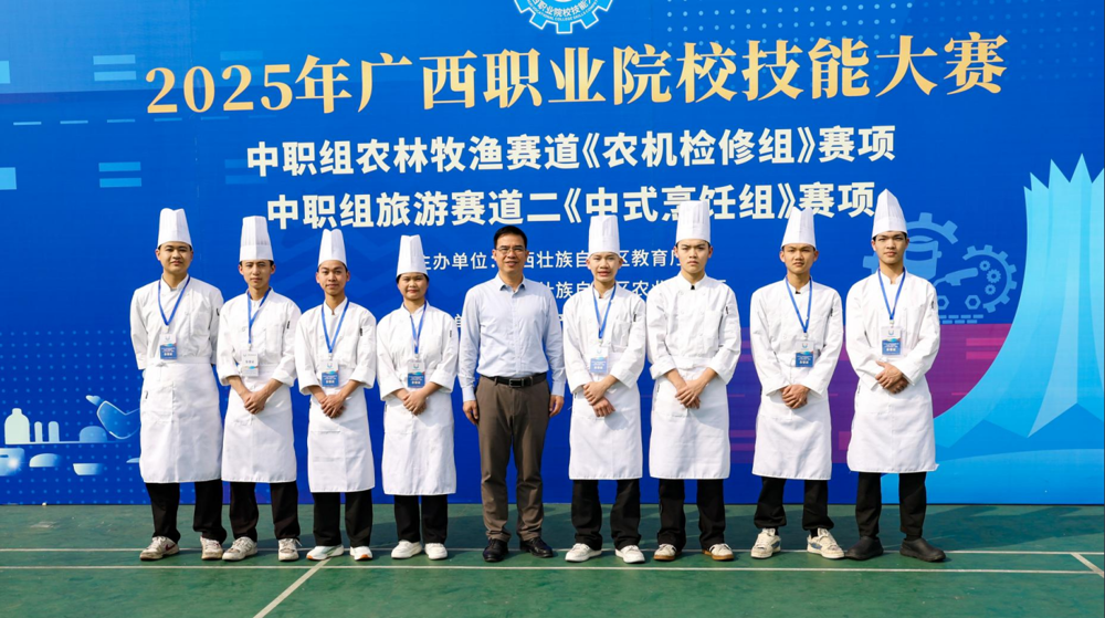 我校党委书记、校长赵彦鸿与《中式烹饪组》赛项选手合影