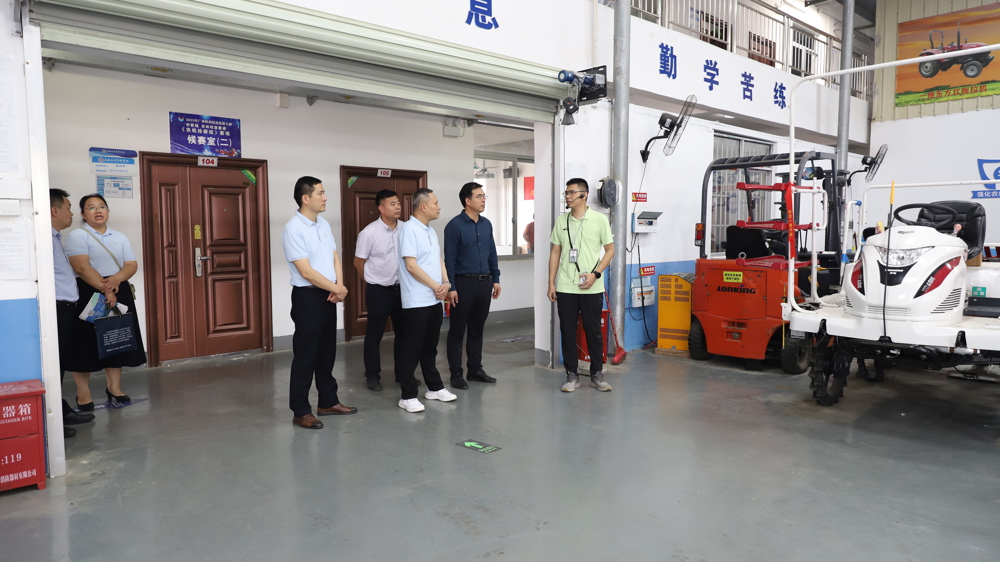 广西钦州农业学校一行参观我校汽修实训基地