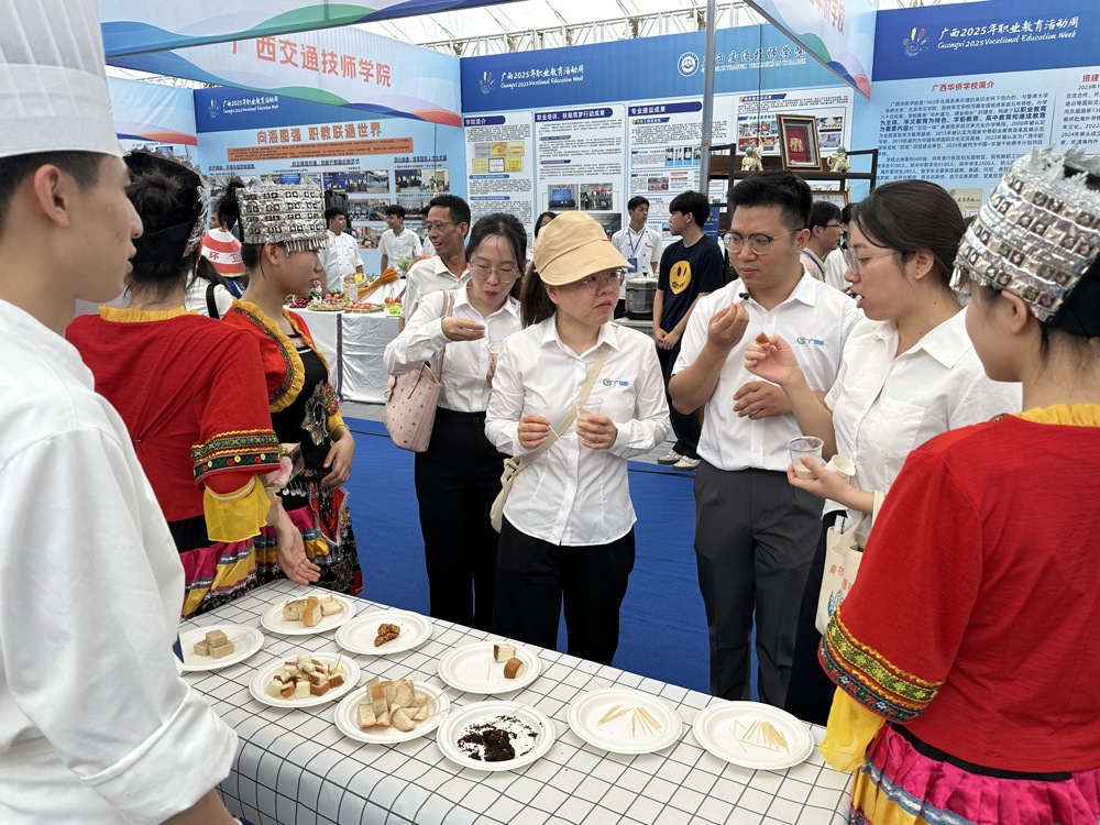 我校在活动展区内提供自制美食品鉴