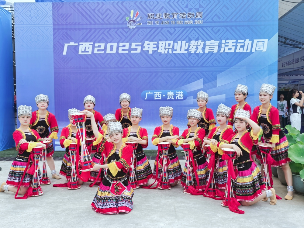 我校艺术团的精彩演出赢得阵阵掌声