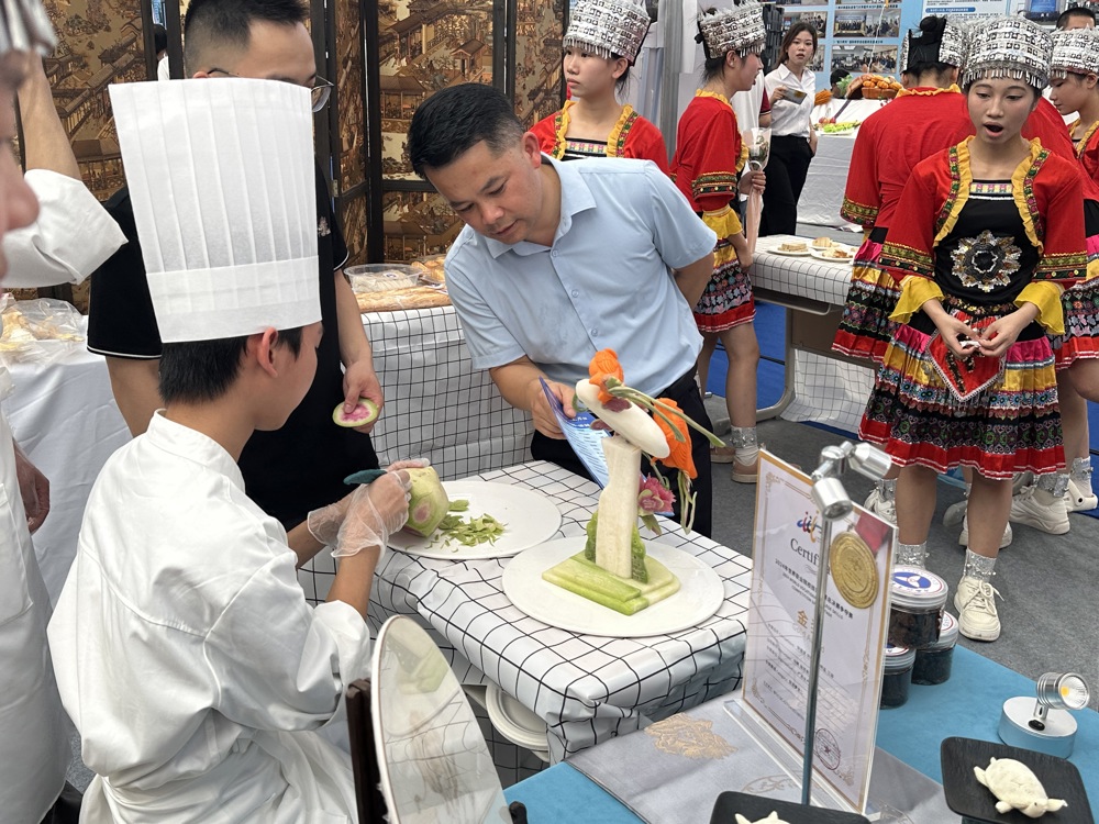 我校国赛金奖作品“国艺戏单”，以及学生美食雕刻展示成为活动现场焦点。