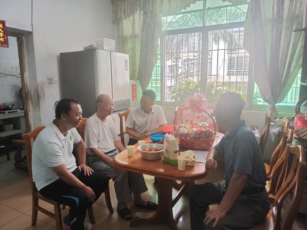 我校副书记、副校长莫有东慰问退休党员代表吕勋武