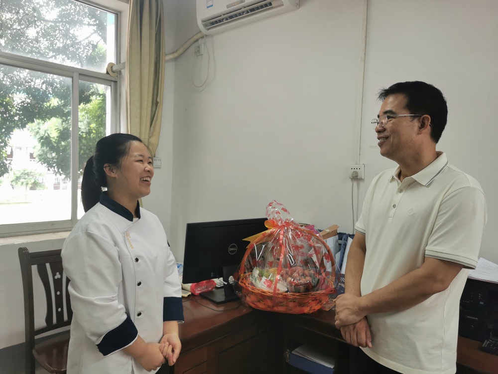 我校书记、校长赵彦鸿慰问第三党支部党员代表杨舒茵