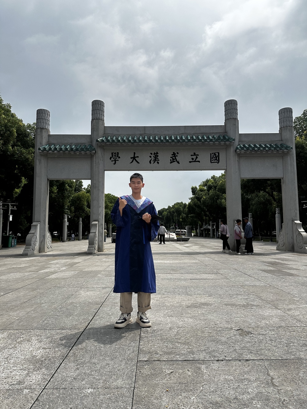 我校毕业生唐文佳在武汉大学留影