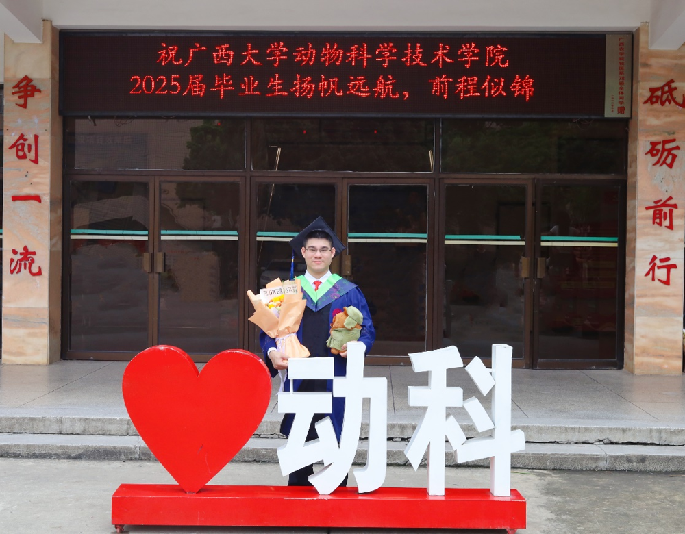 从职校生到硕士研究生，黄振兴走出了一条“中职—专科—本科—硕士”的进阶之路。