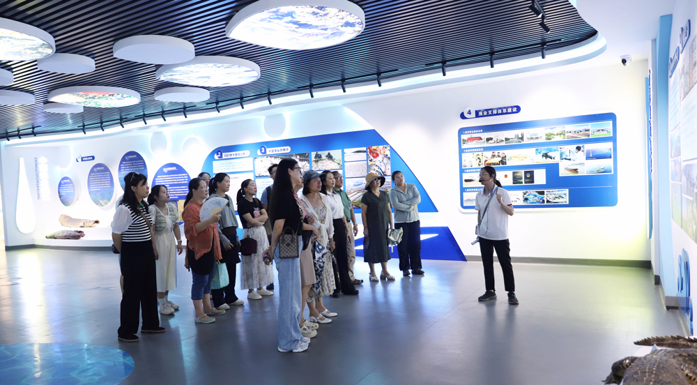 教职工分批参观学校智能畜牧实训基地、智能水产实训基地