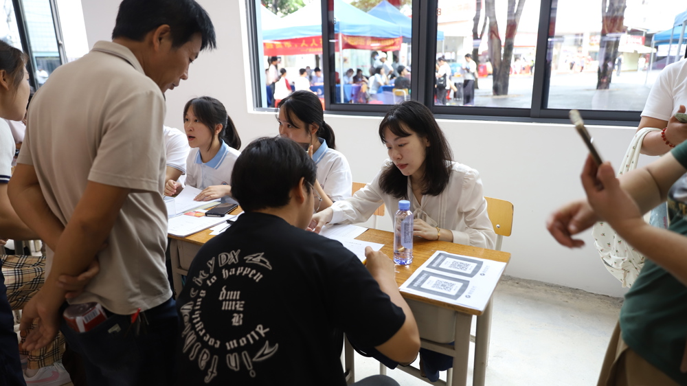 新生报到注册现场