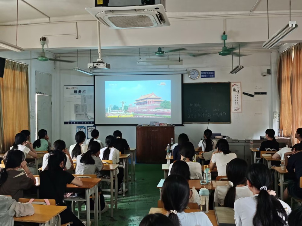 全体在校学生观看九三阅兵现场直播
