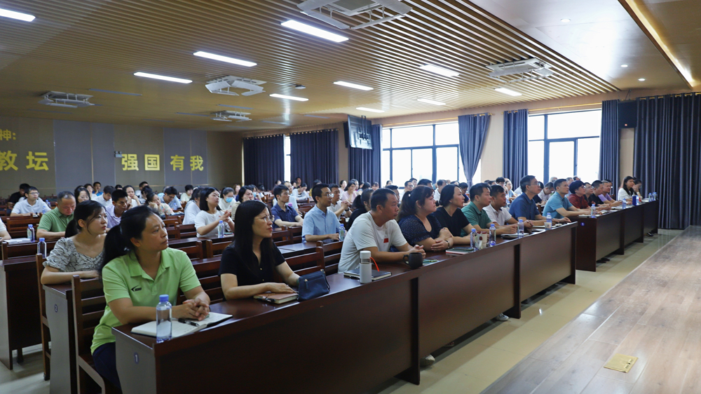 学校全体教职工观看九三阅兵现场直播