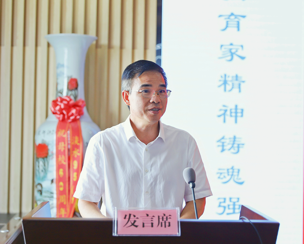 赵彦鸿在会上向全体教职工致以节日的祝福和诚挚的问候