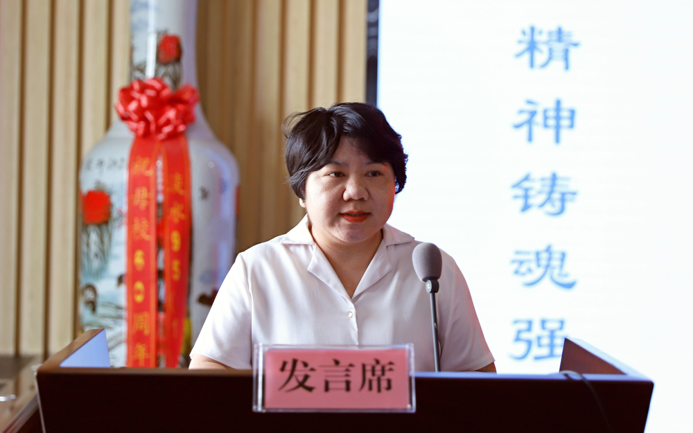 优秀教师代表潘雨俏老师在会上发言