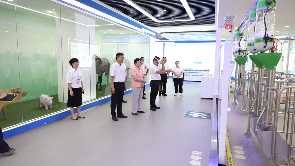 梁日端一行深入我校智能实训基地、水生生物展示馆等地开展调研指导