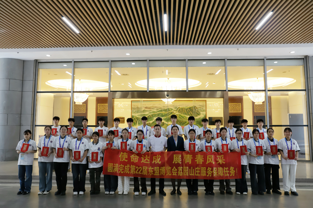 我校学生志愿者团队与荔园山庄相关负责人合影
