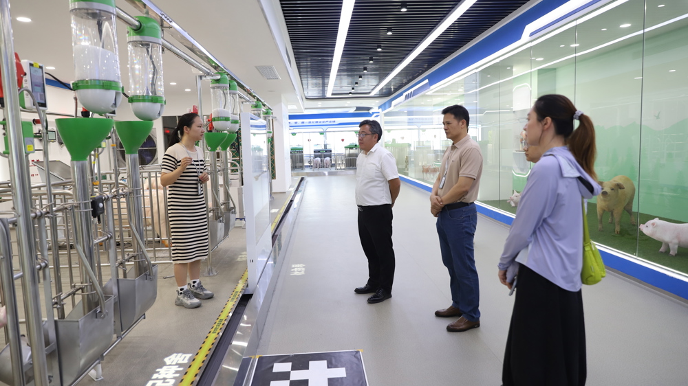 来访团队参观我校智能畜牧实训基地