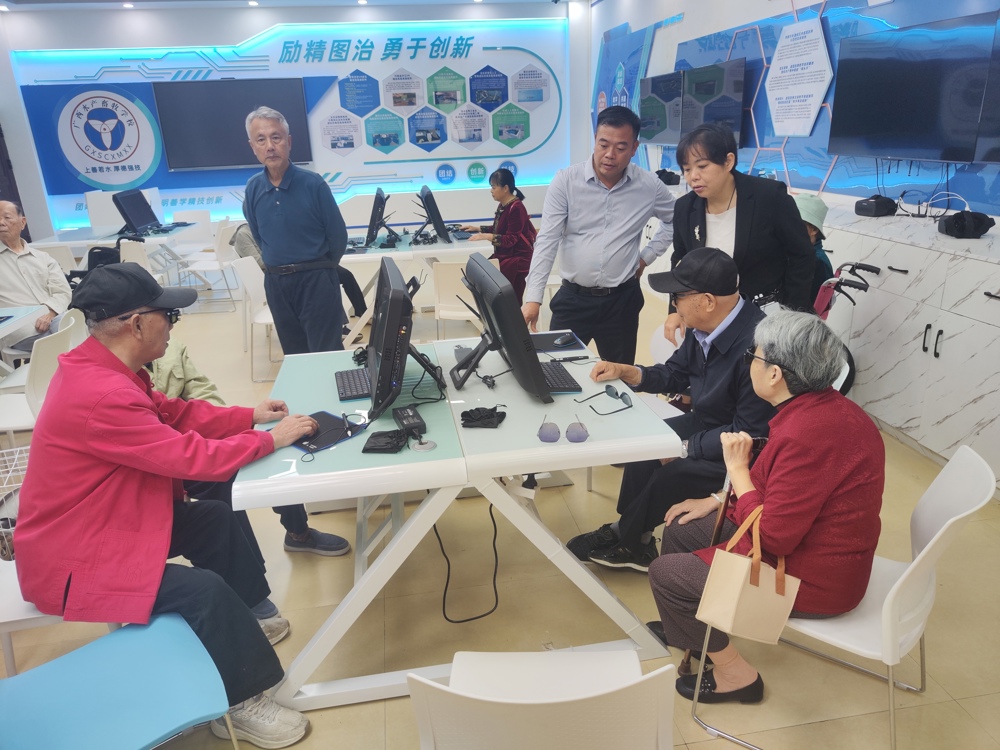 退休教职工参观学校虚拟仿真实训基地