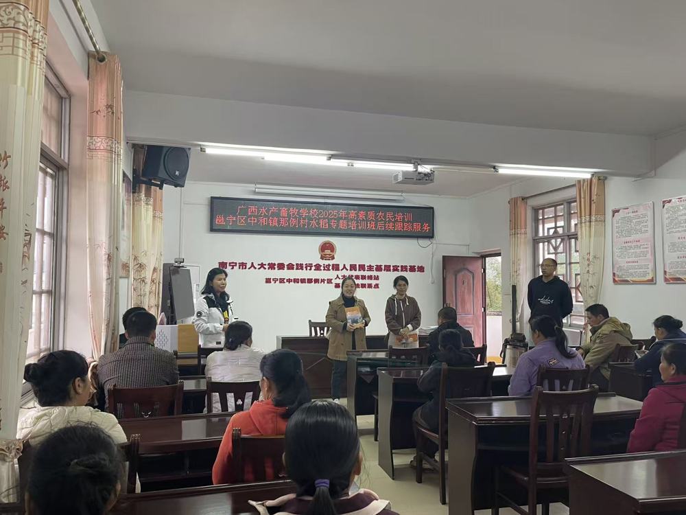服务团队与学员座谈交流