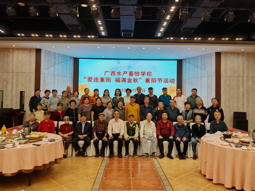 学校领导与退休教职工合影