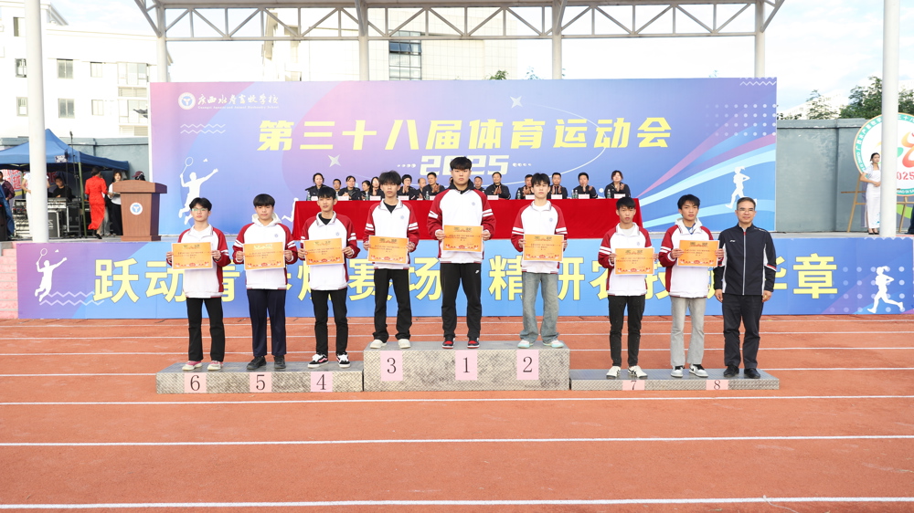 赵彦鸿为中职组男子团体获奖班级颁奖